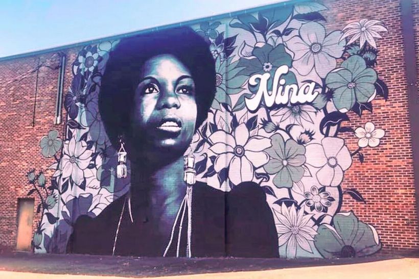 Nina Simone: «Να αφήνεις το τραπέζι όταν η αγάπη δεν είναι στο μενού»
