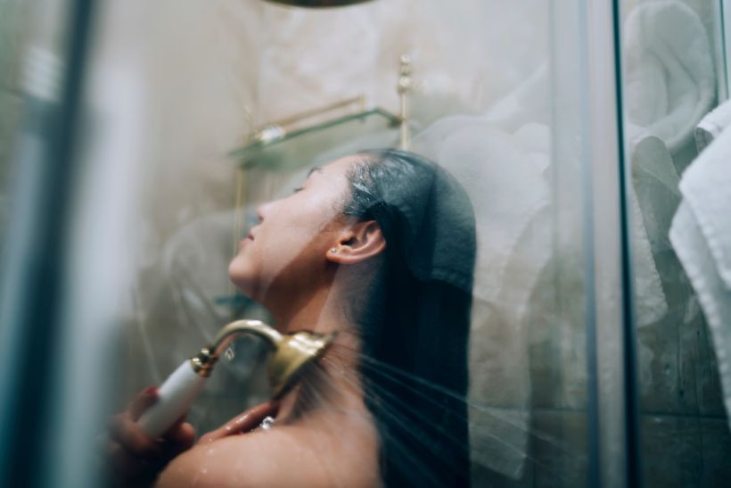Dark Showers: Το wellness hack του TikTok που δοκίμασα και μιλά για τη δύναμη του σκοταδιού