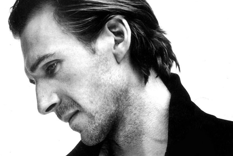 Ralph Fiennes: «Αυτό που με συγκινεί στην τέχνη είναι το ότι μας κάνει να αμφισβητούμε ποιοι είμαστε ως άνθρωποι»