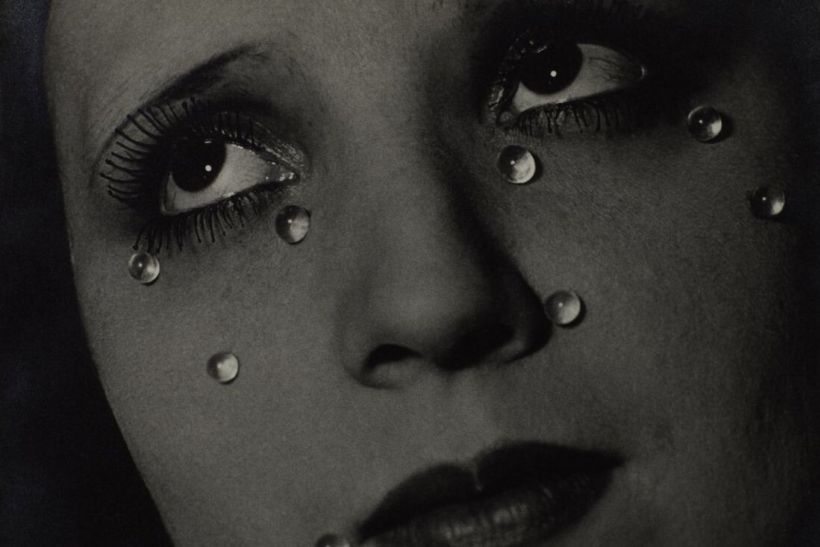 Man Ray: «Προτιμώ να φωτογραφίζω μια ιδέα παρά ένα αντικείμενο, ένα όνειρο παρά μια ιδέα»