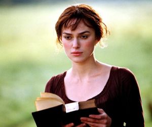 Jane Austen: 250 χρόνια μετά, το σύμπαν της είναι πιο ζωντανό από ποτέ (και συνεχίζει να μας κλέβει την καρδιά στην οθόνη)