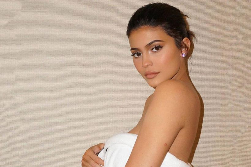 Ice water facial: Το beauty trick της Kylie Jenner λίγο πριν τη μεγάλη εμφάνιση