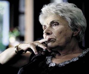 Κική Δημουλά: «Ὄχι, δὲν εἶμαι λυπημένη/ Σὲ σωστὴ ὥρα νυχτώνει»