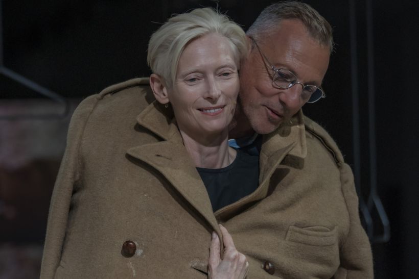 Tilda Swinton: «Αυτή η έκθεση είναι γεμάτη φαντάσματα. Αφορά το να ζεις με τα φαντάσματα και να συνεχίζεις να συνομιλείς μαζί τους»