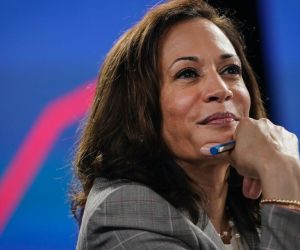 Kamala Harris: «Θέλω να γνωρίζουν οι νέες γυναίκες ότι έχουν δύναμη και η φωνή τους έχει σημασία»