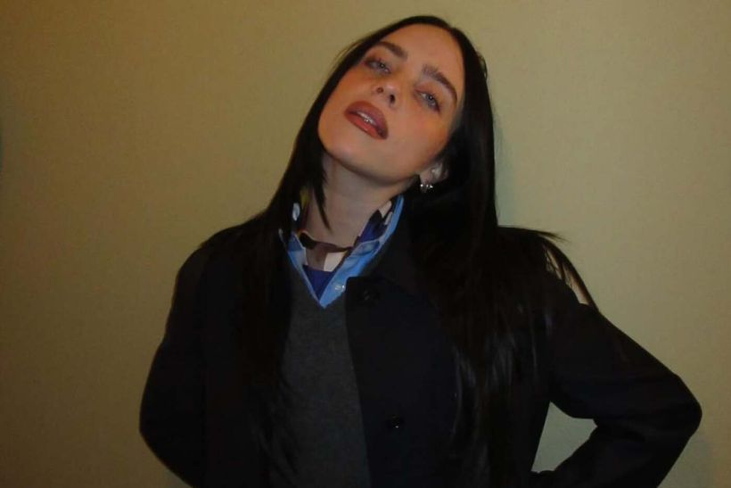 Billie Eilish: «Τα ρούχα και η μόδα είναι σχεδόν η κουβέρτα ασφαλείας μου»