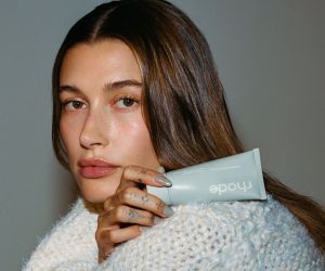 Hailey Bieber: Μόλις φόρεσε το lingerie με τον πιο fashionable τρόπο