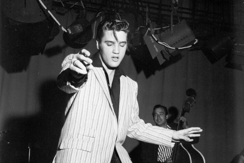 Elvis: «Δεν προσπαθώ να είμαι σέξι. Είναι απλώς ο τρόπος μου να εκφράζομαι όταν κυκλοφορώ»