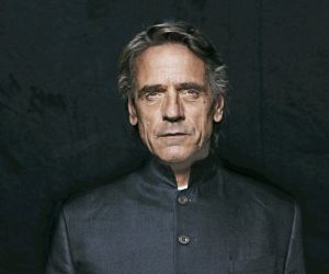 Jeremy Irons: «Δεν με πειράζει να γερνάω. Απολαμβάνω να μην έχω αυτή τη μανιώδη φιλοδοξία που είχα όλη μου τη ζωή»