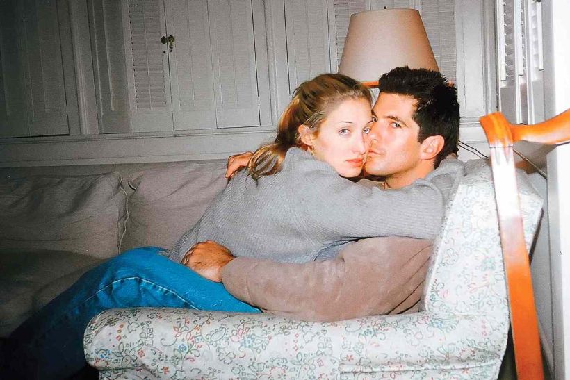 Η κοσμική ιστορία αγάπης του John F. Kennedy Jr. και της Carolyn Bessette: Όταν τα άστρα ερμηνεύουν την αιώνια έλξη