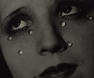 Man Ray: «Προτιμώ να φωτογραφίζω μια ιδέα παρά ένα αντικείμενο, ένα όνειρο παρά μια ιδέα»