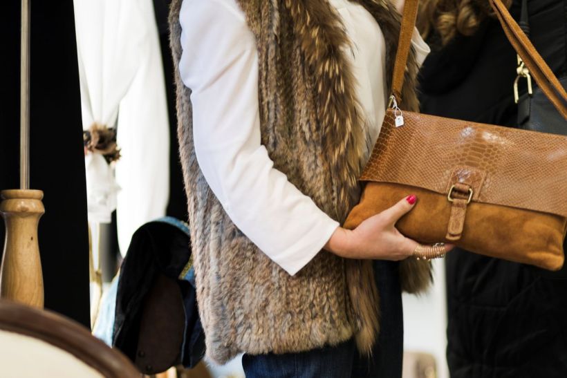 Fashion Radar: Suede Shoulder Bags - Το Αξεσουάρ που επαναφέρει τη χειμερινή πολυτέλεια