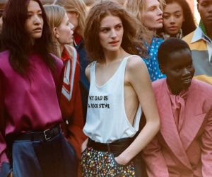 Stella McCartney Summer 2026: Denim που απορροφά CO₂ και φυτικά «φτερά» σε cruelty-free συλλογή