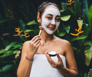 Αυτή η diy μάσκα με κουρκουμά θα σε κάνει να πεις αντί στους μαύρους κύκλους σε μόλις δεκαπέντε λεπτά