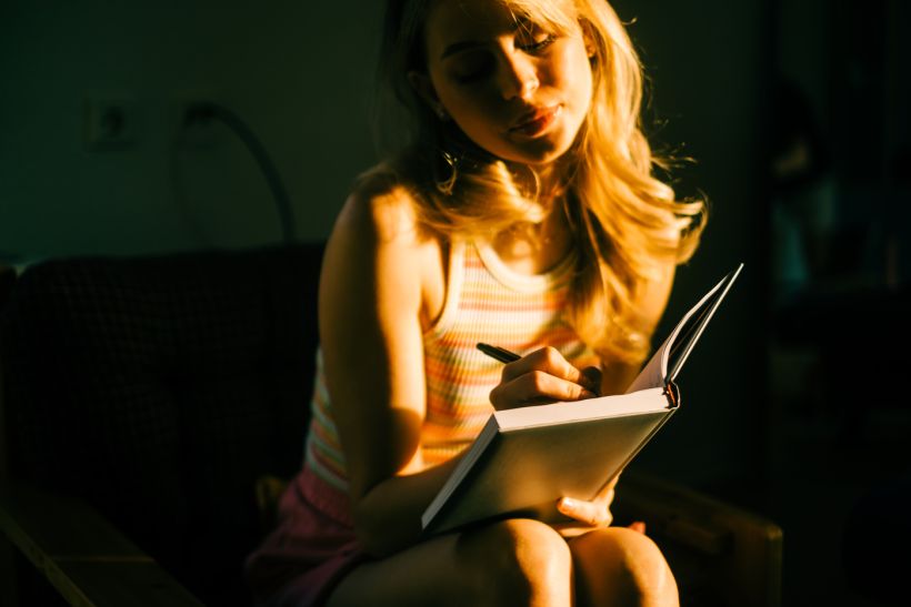 «Αγκάλιασε το Τέρας μέσα σου»: Πώς το Shadow Work Journaling με έμαθε να αγαπώ τον εαυτό μου (αληθινά) για πρώτη φορά