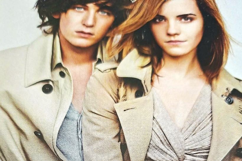 «Η καπαρντίνα Burberry»: Το απόλυτο βιβλίο για τις λάτρεις της μόδας