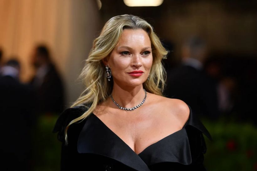 Η Kate Moss στα 52: Γιατί το αιώνιο It-Girl μας εμπνέει να ζούμε με στυλ (και αυθεντικότητα)