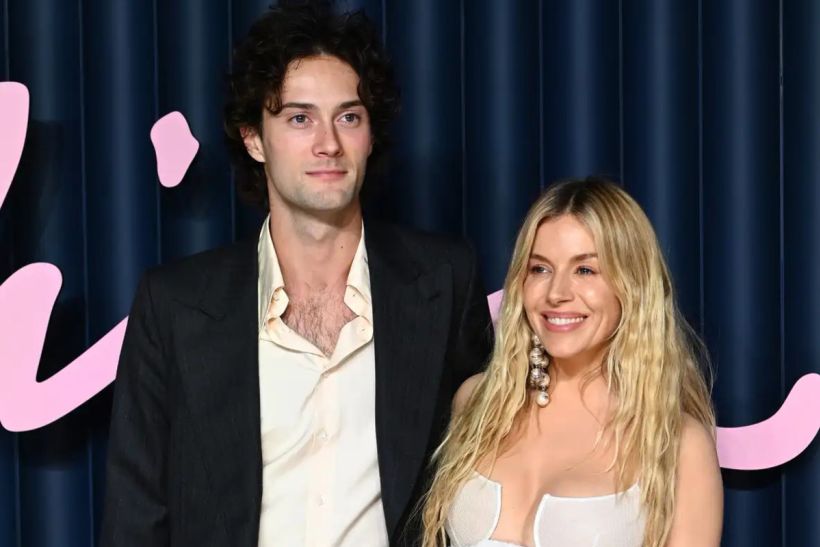 Η Sienna Miller έγινε μητέρα για τρίτη φορά — Όσα αποκάλυψε για το νέο της μωρό