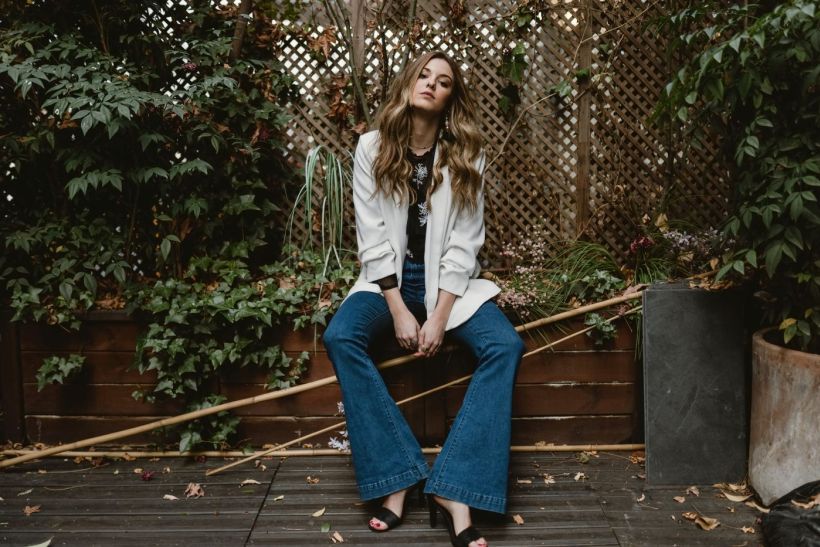 Τα Flared Jeans Επιστρέφουν: Πώς να Φορέσεις το Dark ’70s Denim σαν Fashion Queen