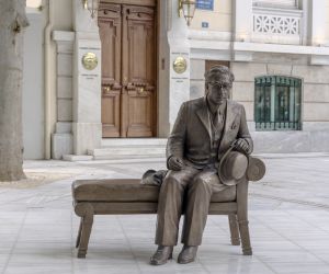 Τώρα μπορείς να καθίσεις κι εσύ δίπλα στον Κωνσταντίνο Καβάφη